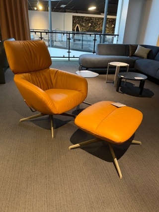 Fauteuil met footstool Leolux, Lodey, brandy, draaibaar en verstelbaar